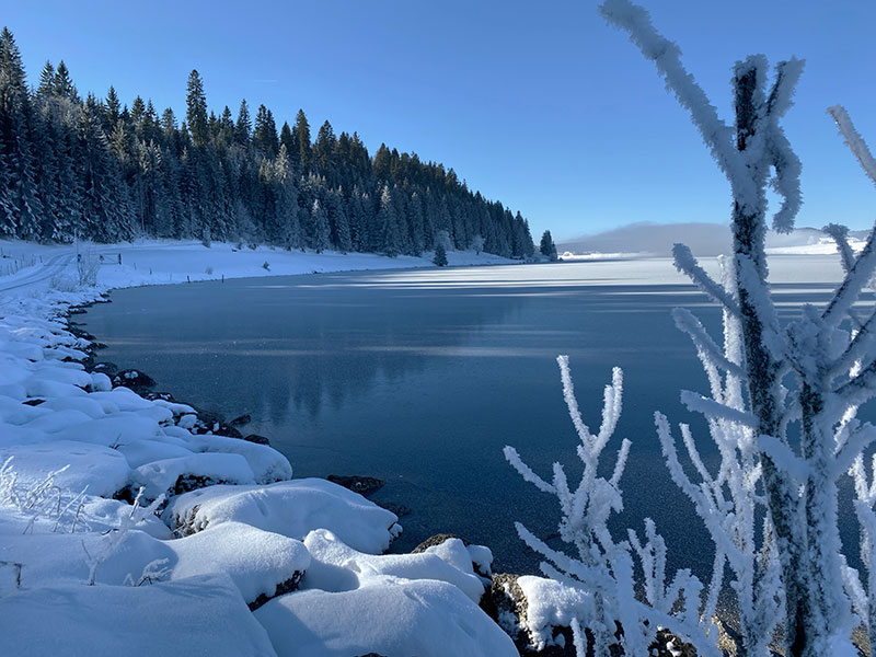 Snowy view over the lake a La Brévine